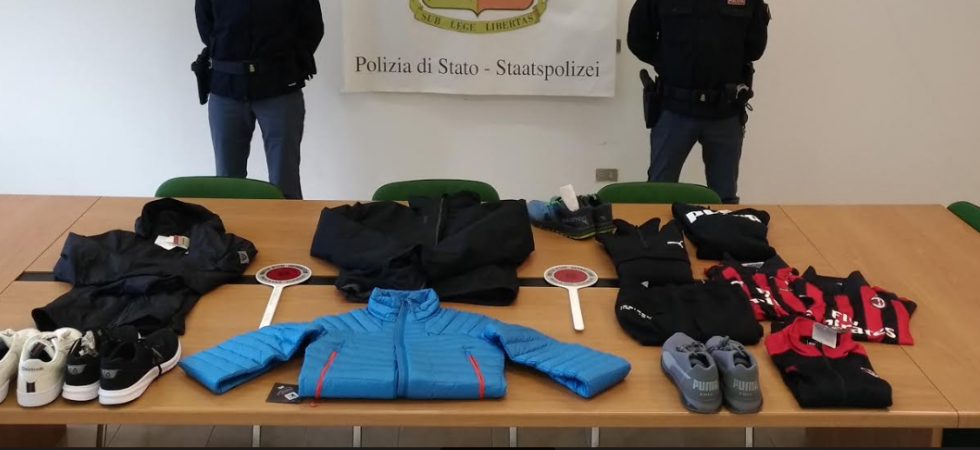 Si nascondono nel bagno del treno dopo aver rubato vestiti per un valore di 1.000 euro all'outlet del Brennero